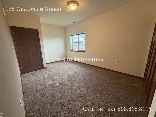 Building Photo - 128 Wisconsin St