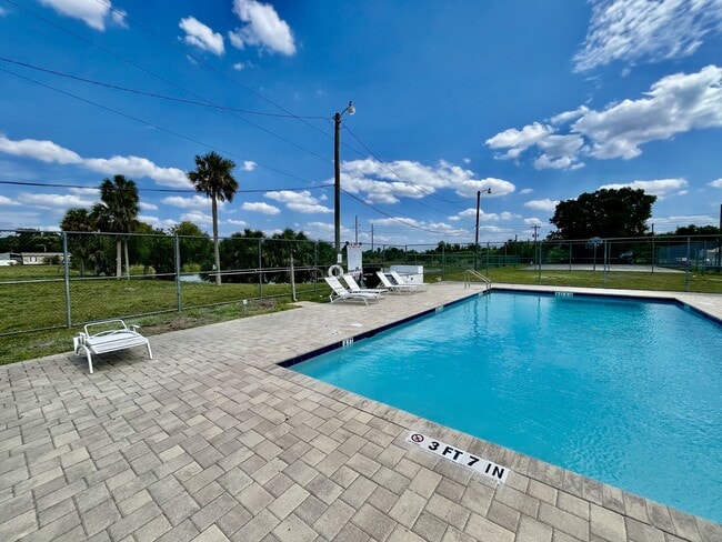 Building Photo - 2500 Gail Helen Ct