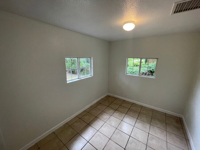 Building Photo - 1231 N Boston Pl