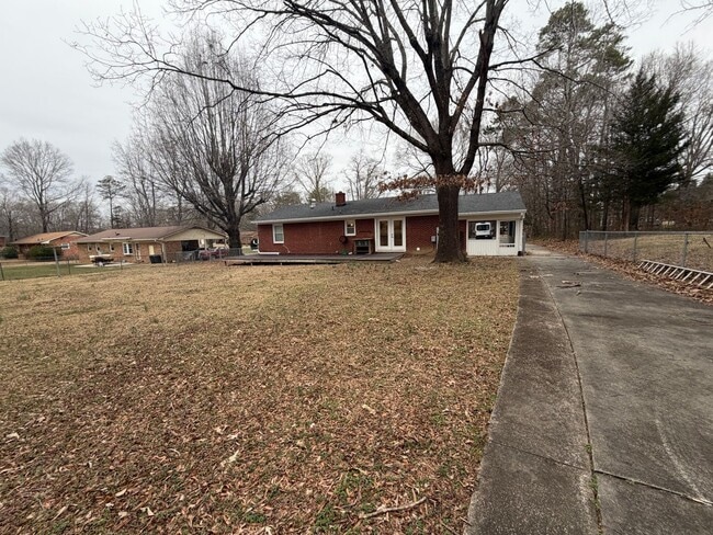 Building Photo - 2 Bedroom 2 Bath Brick rental home in Western Alamance county Fenced Yard 30x40 Garage custom Kit...