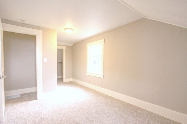 Building Photo - 502 NE 72nd St
