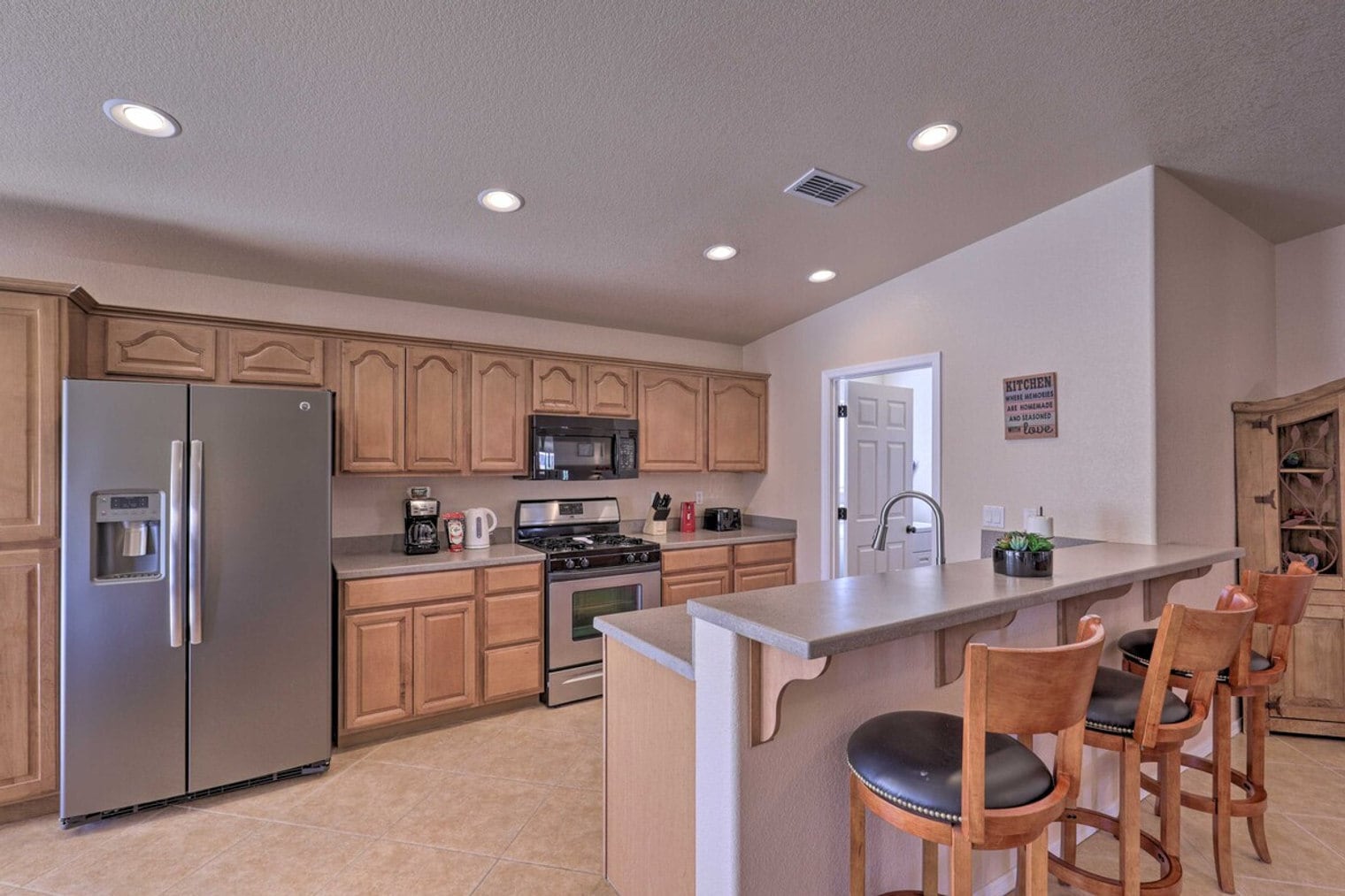 Building Photo - 2447 Rio Dr