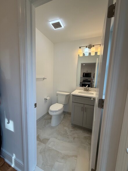 Building Photo - 370 Semel Ave