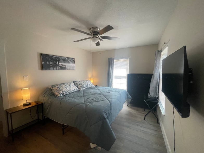 Building Photo - 1104 S State St