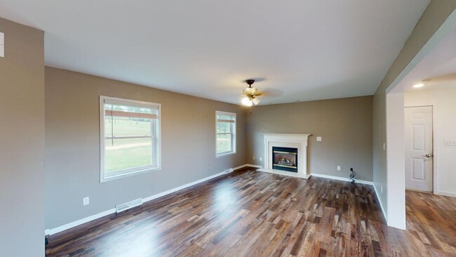 Building Photo - 4 Bedroom 3.5 bath Home outside of Viola A...