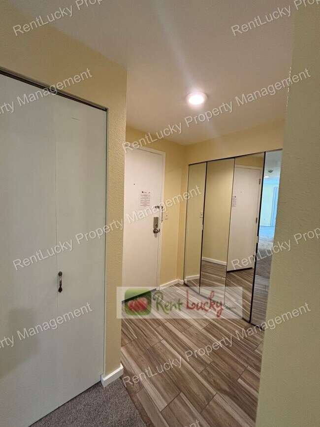 Building Photo - Gorgeous 2 Bedroom Condo with Secured Parking in Unbeatable Bellevue Location!!