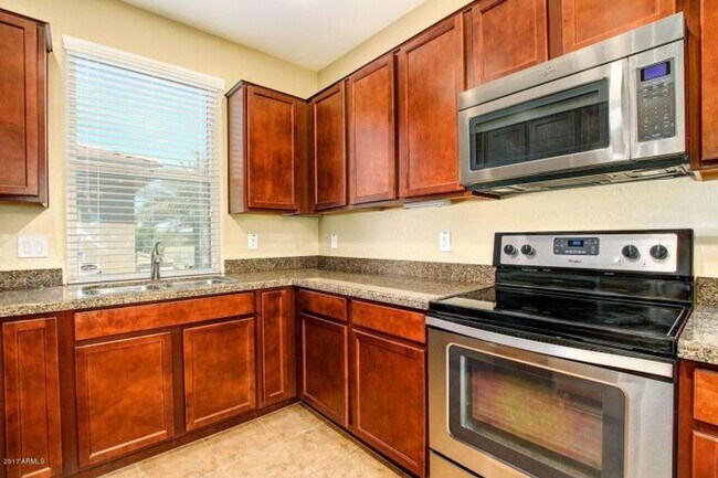 Building Photo - 3 BDRM W/DEN TOWNHOUSE IN PHX