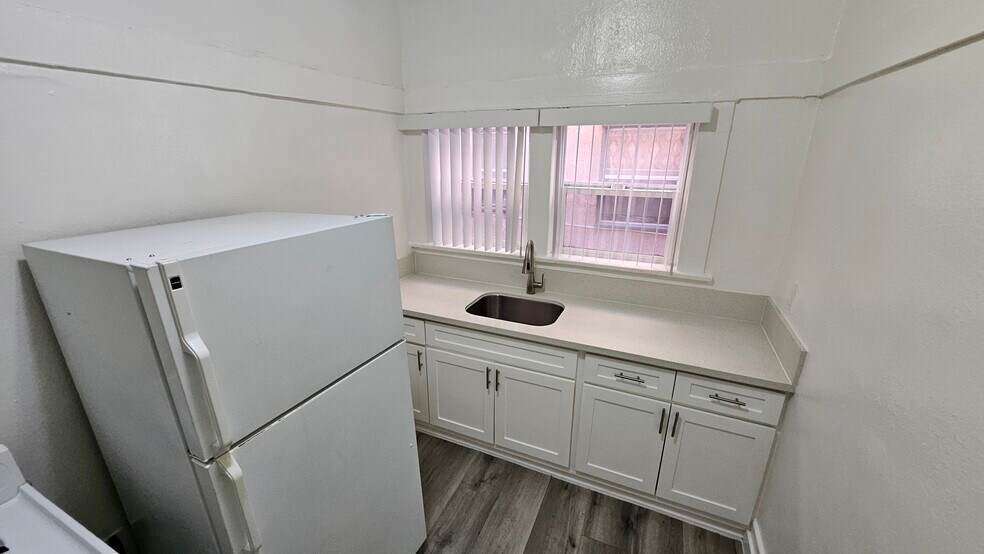 Building Photo - 1330 W 11th St