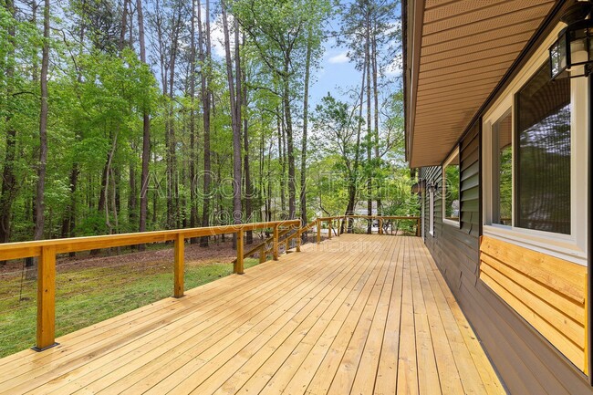 Building Photo - 5105 Pine Dr