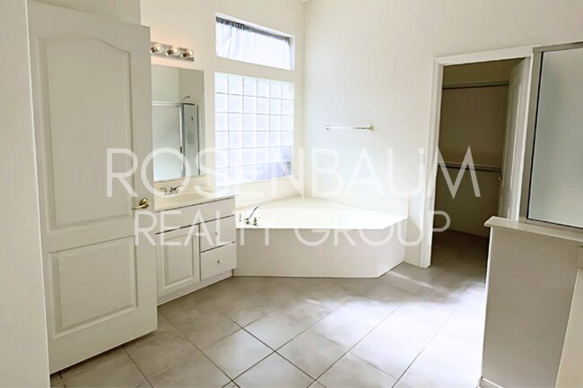 Building Photo - Stunning 2-beds, 2-baths home located in t...