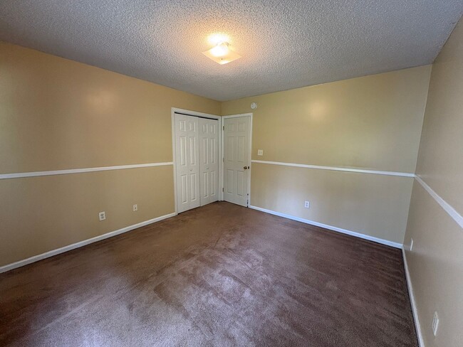 Building Photo - Charming two bedroom two bath town home that is set on an end unit. This home is just minutes fro...