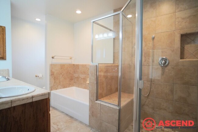 Building Photo - Gorgeous Northwest Bakersfield Home with H...