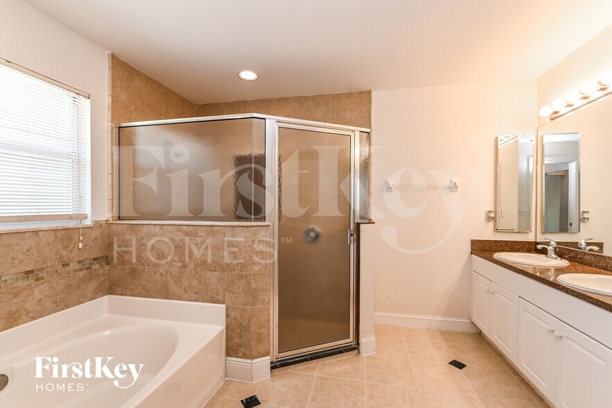 Building Photo - 2429 Mae Ave S