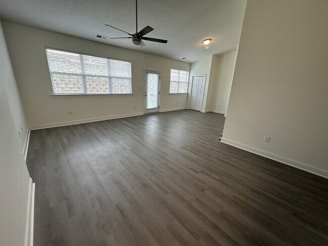 Building Photo - Beautifully renovated 2 bedroom 2 bath uni...