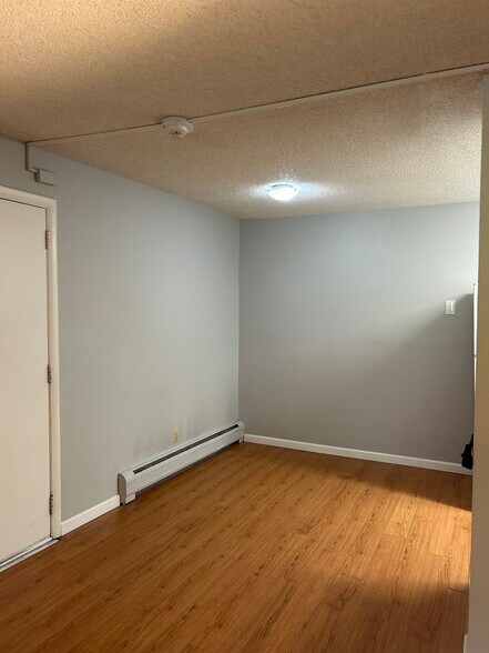 Building Photo - 1350 Golden Cir