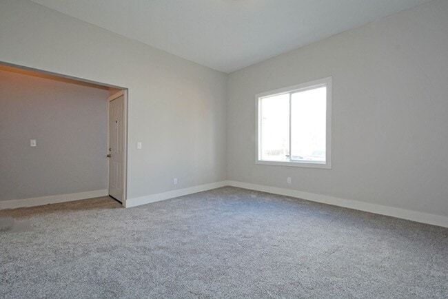 Building Photo - 294 Winifred St E