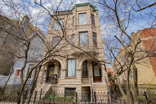 Building Photo - 622 W Briar Pl