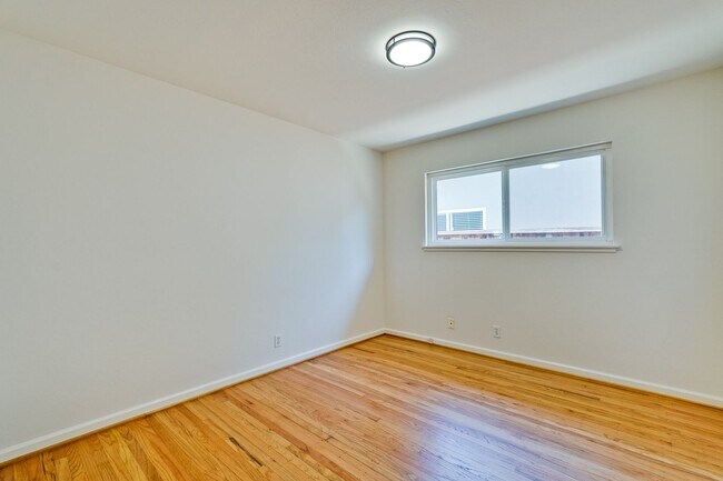 Building Photo - 941 // (Duplex)