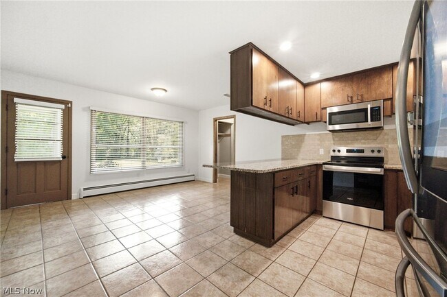 Building Photo - 1097 Oak Tree Rd