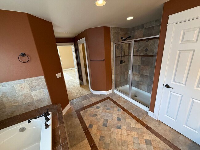 Building Photo - Stunning large 3 bedroom plus bonus rooms ...