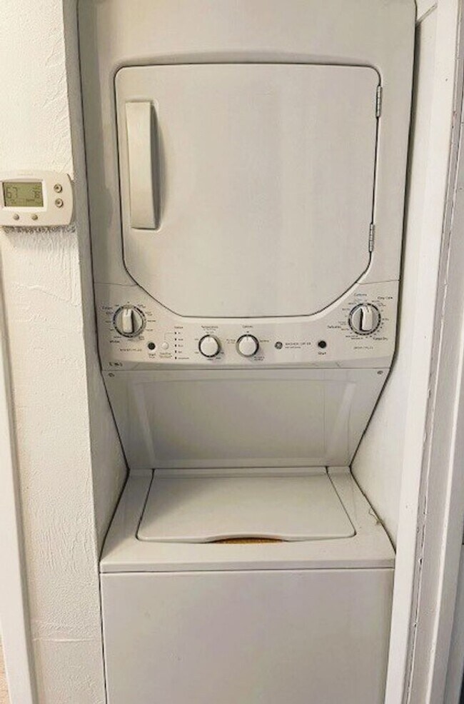 Building Photo - 2 Bedroom Coastal Convenience