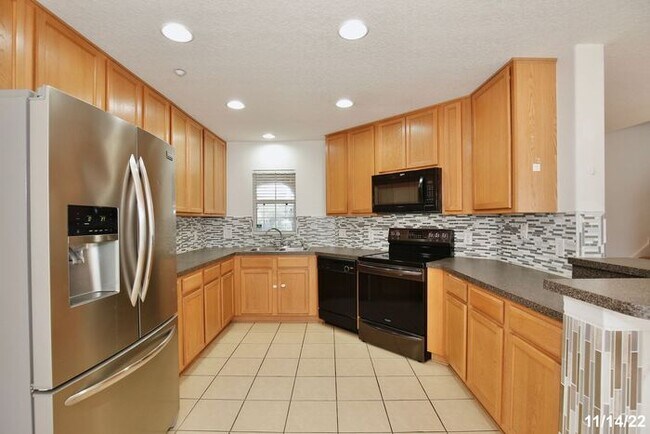 Building Photo - Beautiful 3/2.5 Spacious Townhome with a 2...