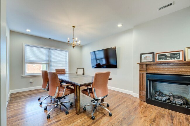 Building Photo - CONDO ON THE HILL 3 BED 1 BATH - Hardwood ...