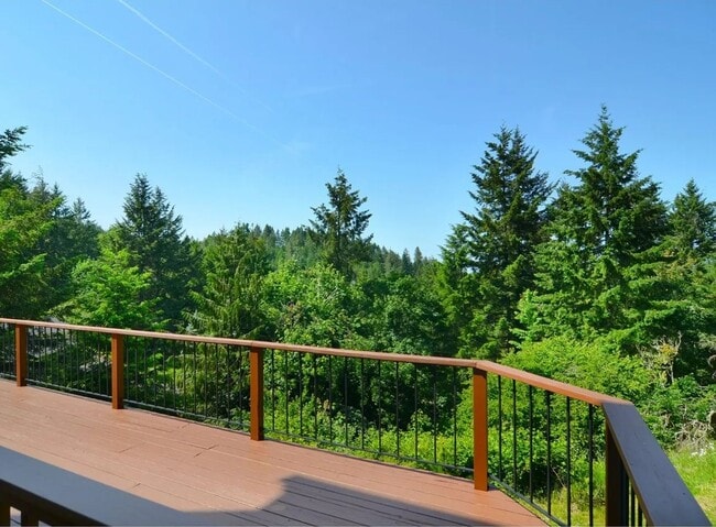 Building Photo - Gorgeous Home with a View!
