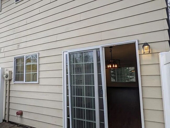 Building Photo - Available Now! Pet-Friendly 2 Bed/ 1.5 Bath with Patio & Parking