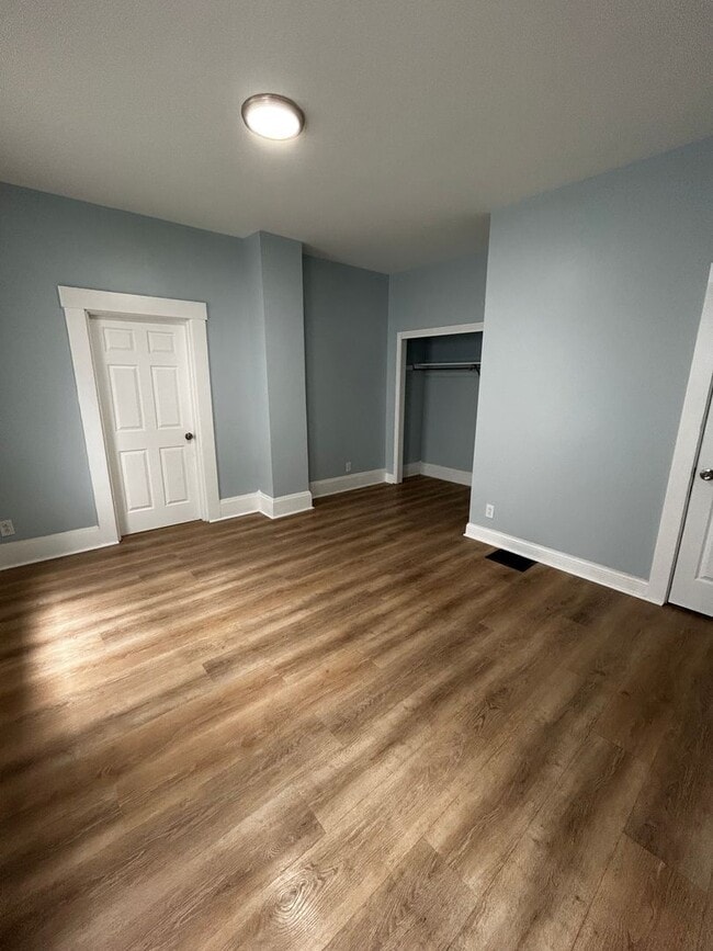 Building Photo - CUTE 2 BEDROOM HOUSE WITH LARGE BACKYARD IN HAMILTON!