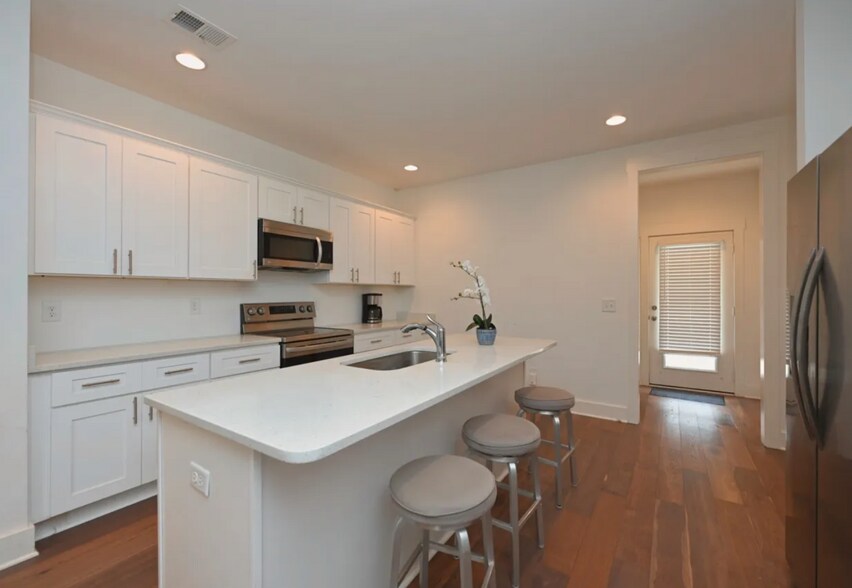 Building Photo - 422 Creative Way
