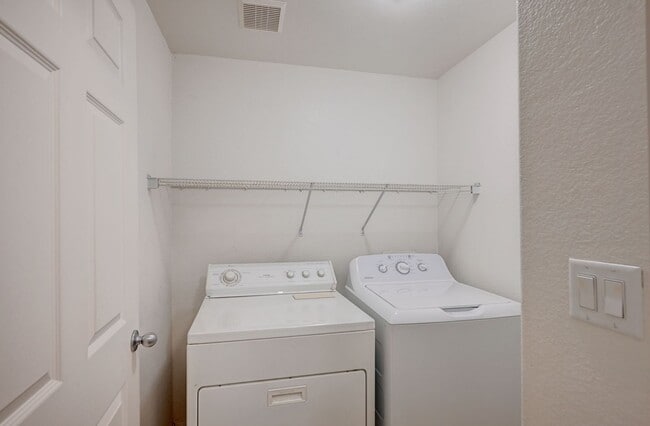 Building Photo - Charming 3-bed, 2-bath Downstairs Unit