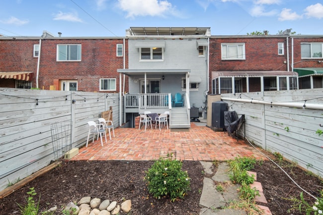 Building Photo - 1340 W St NE