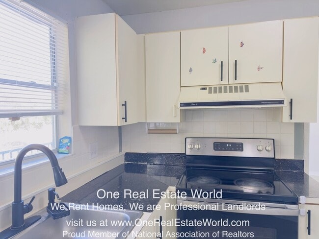 Building Photo - 2504 Woodgate Blvd