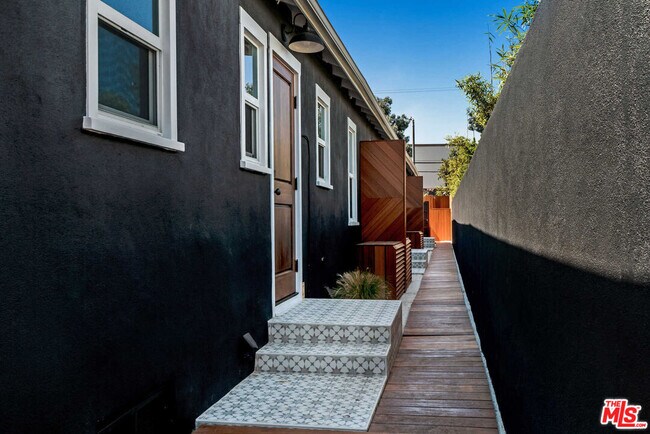 Building Photo - 326 4th Ave