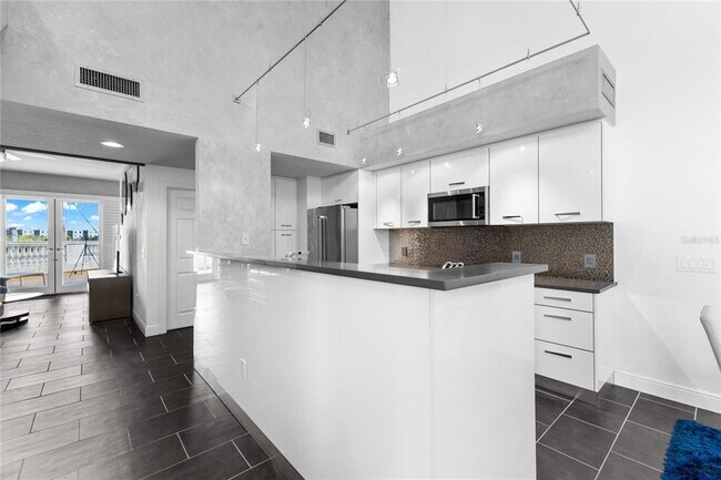 Building Photo - 800 N Tamiami Trl