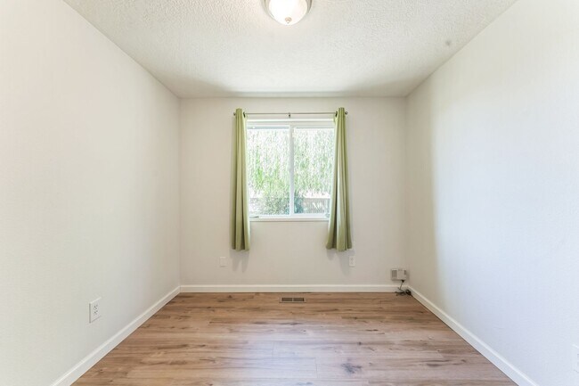 Building Photo - $500 gift card with lease by 9/1/25. Water...