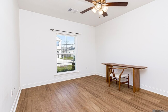 Building Photo - 8120 Stonelake Cir Ave E