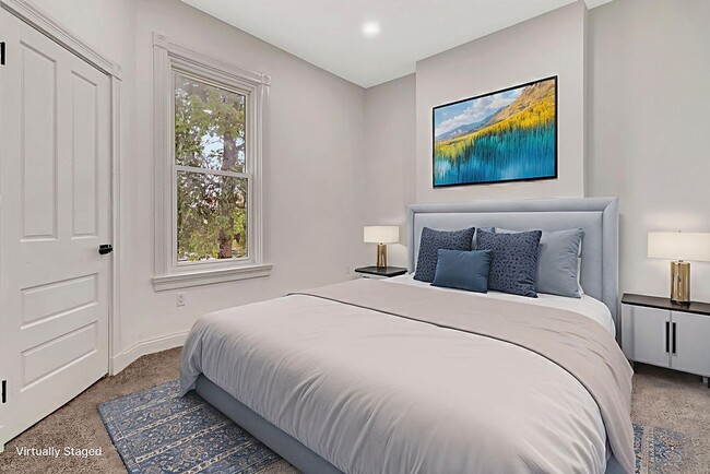 Building Photo - Spacious Newly Renovated 5-Bedroom Home wi...