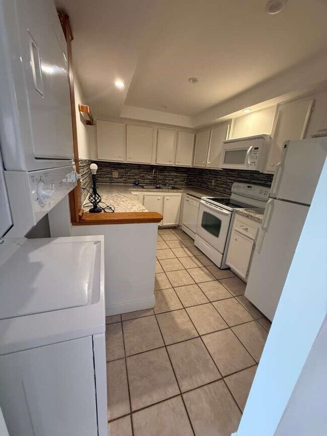 Building Photo - 733 SE 1st Way