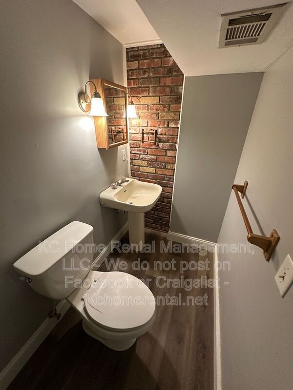 Building Photo - 710 NW Mock Ave