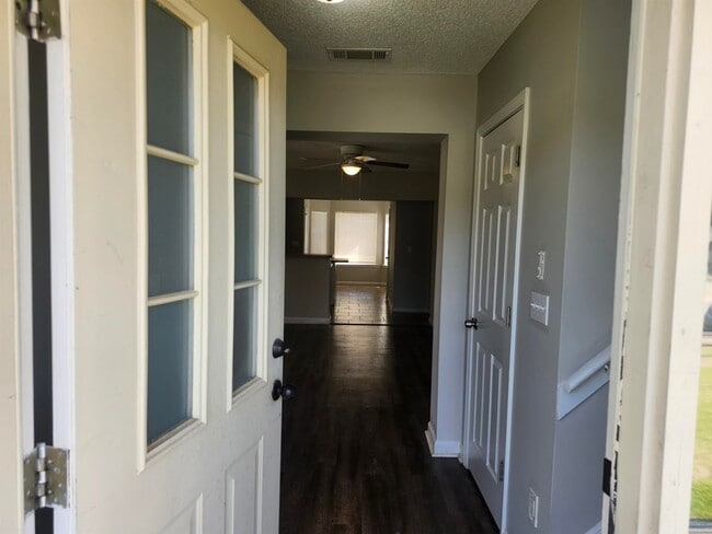 Building Photo - 6667 Einat Cove