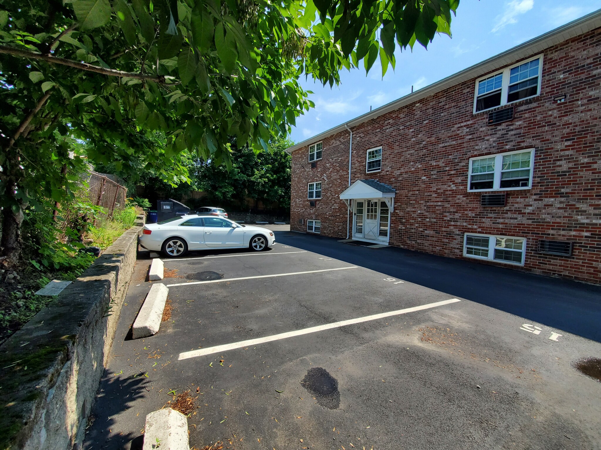 Building Photo - 116 Sycamore St