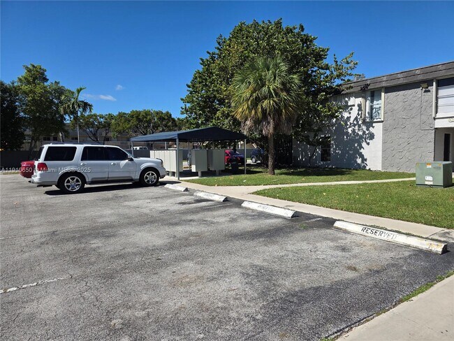 Building Photo - 10399 N Kendall Dr