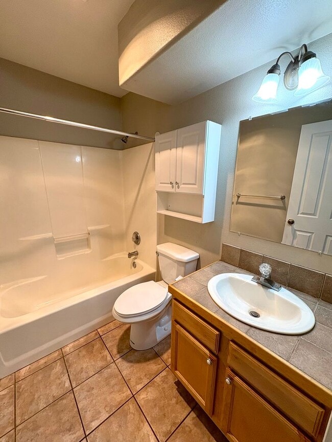 Building Photo - Relaxing Town Home in NW Bend!