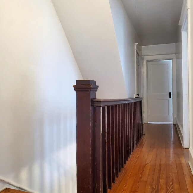 Building Photo - 100 Mary St