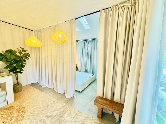 Building Photo - 1423 Floresta Pl