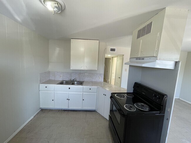 Building Photo - 705 Bustamante St