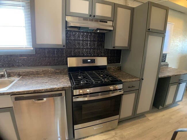 Building Photo - Trendy 2 Bedroom, Downtown Moore