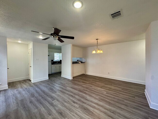 Building Photo - Townhome